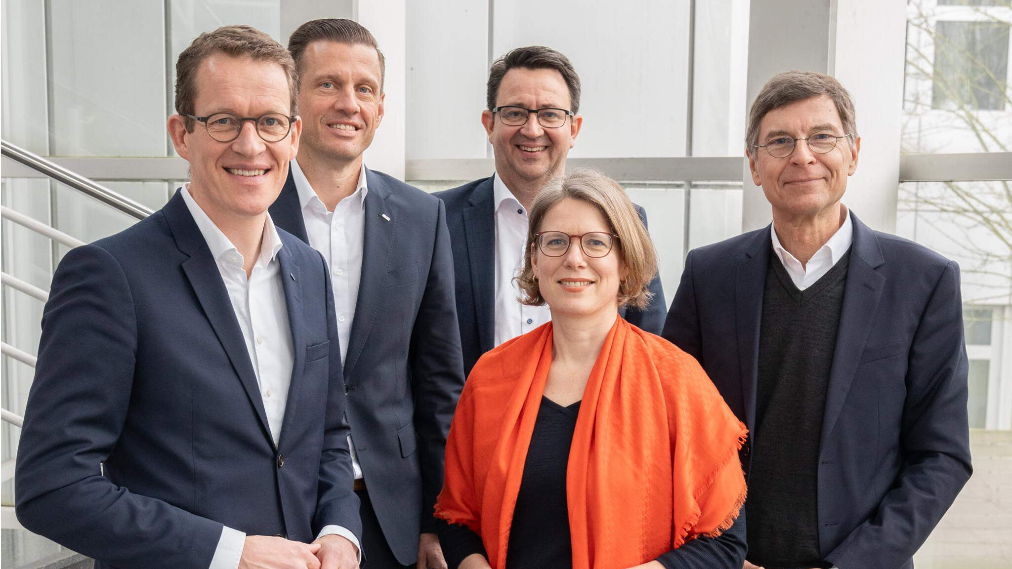 v.l.n.r.: Burkhard Eling, CEO Dachser SE, Alexander Tonn, COO Road Logistics Dachser SE, Stefan Hohm, CDO Dachser SE, Prof. Alice Kirchheim, Institutsleiterin Fraunhofer IML, Prof. Dr. Stefan Wrobel, Institutsleiter Fraunhofer IAIS. Foto: DACHSER
 