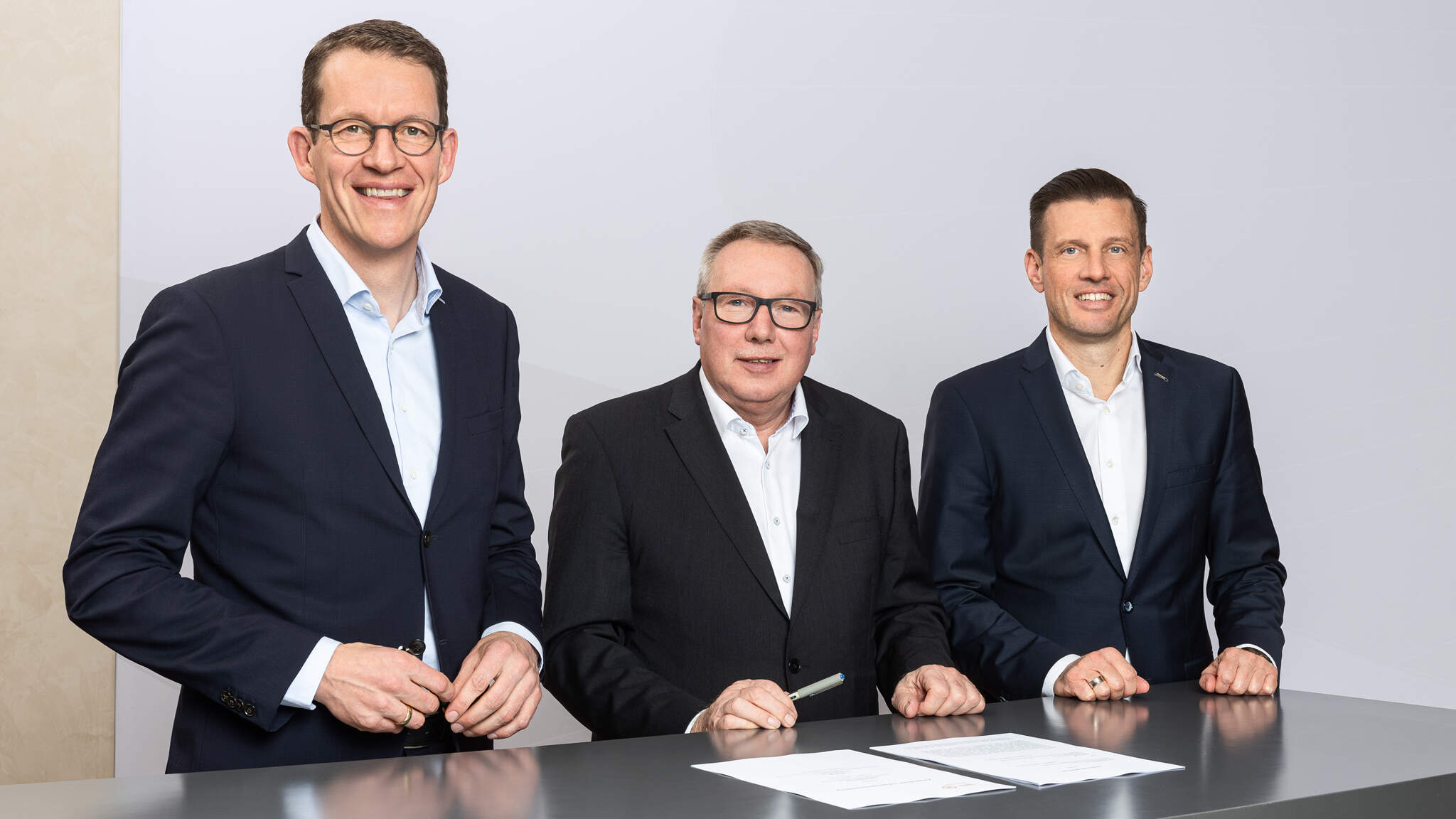 DACHSER CEO Burkhard Eling, Vorsitzender der Tafeln Deutschland Andreas Steppuhn und COO Road Logistics bei DACHSER Alexander Tonn (von links nach rechts) unterzeichnen den Kooperationsvertrag.