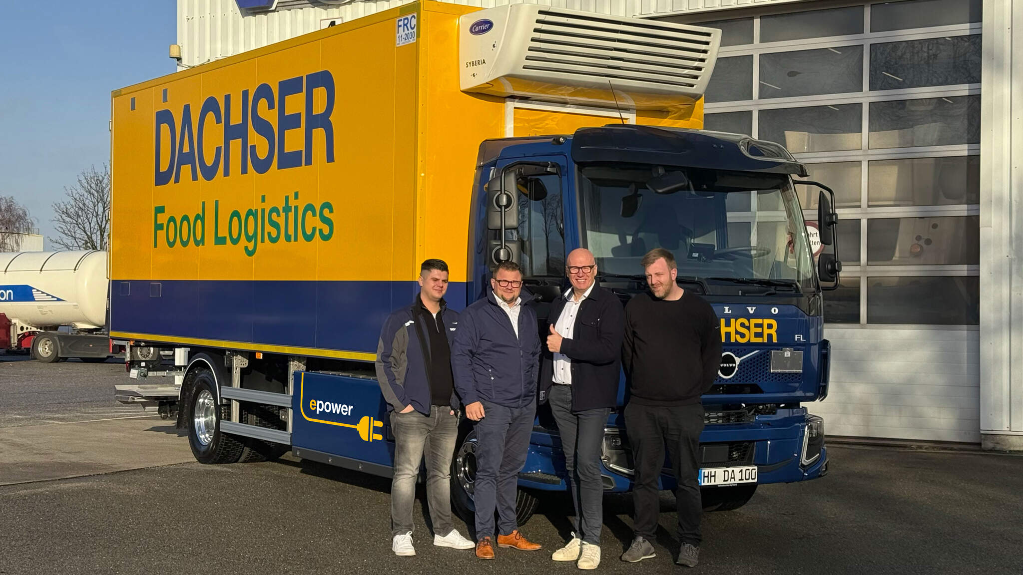 Von links nach rechts: Daniel Lewandowski, Team Leader Own Fleet & Delegate of the Traffic Manager DACHSER Hamburg, Christoph Kellermann, Operations Manager DACHSER Hamburg, Ralf Hansen, General Manager DACHSER Hamburg, Marcel Osse, Customer Service Consultant, Volvo Trucks new car center Hamburg.