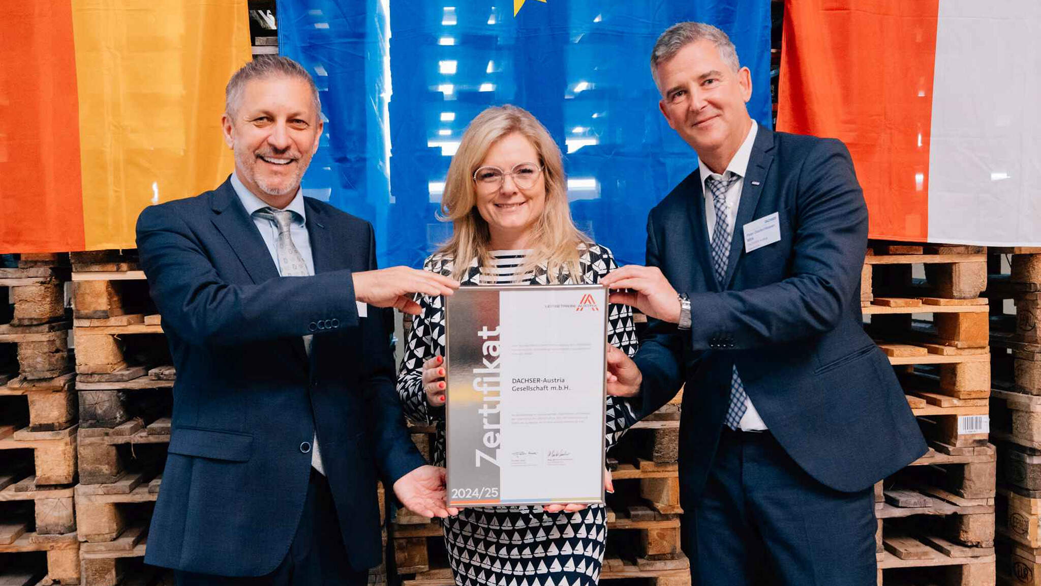 
Von links: Günter Hirschbeck, Managing Director European Logistics DACHSER Austria; Monica Rintersbacher M.A. (Magistra), Leitbetriebe Austria; und Peter Deutschbauer, Managing Director Air & Sea Logistics DACHSER Eastern Europa and Austria.