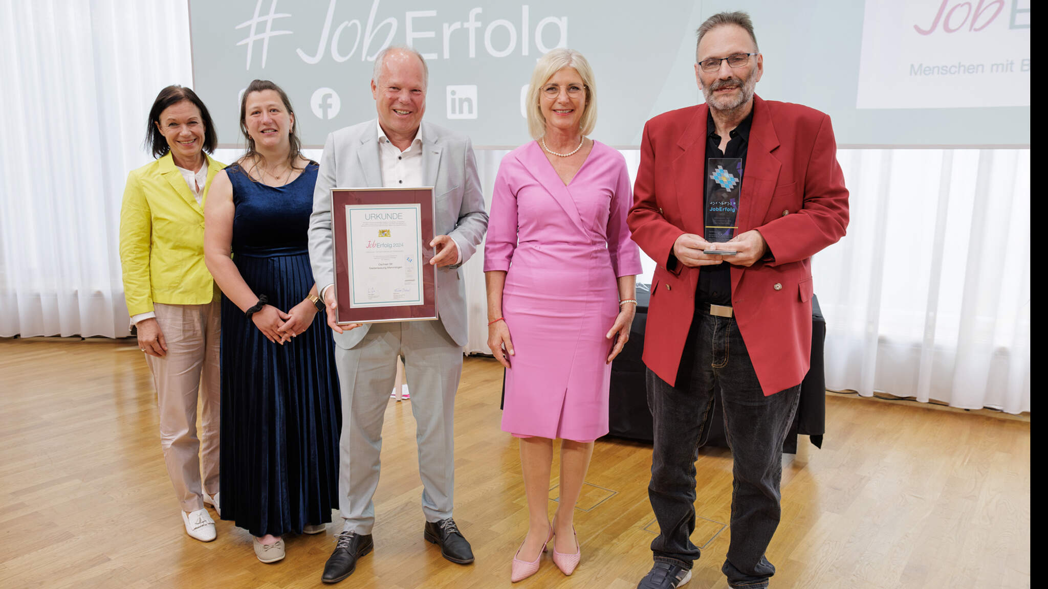 HR-Managerin Maud Leichtle, Inklusionsbeauftragte Annekatrin Rülke, Niederlassungsleiter DACHSER Memmingen Thomas Henkel, Bayerische Staatsministerin für Familie, Arbeit und Soziales Ulrike Scharf und Schwerbehindertenvertreter Rainer Hupe (rechts) bei der Preisverleihung "JobErfolg 2024". Bild: StMAS / Nötel