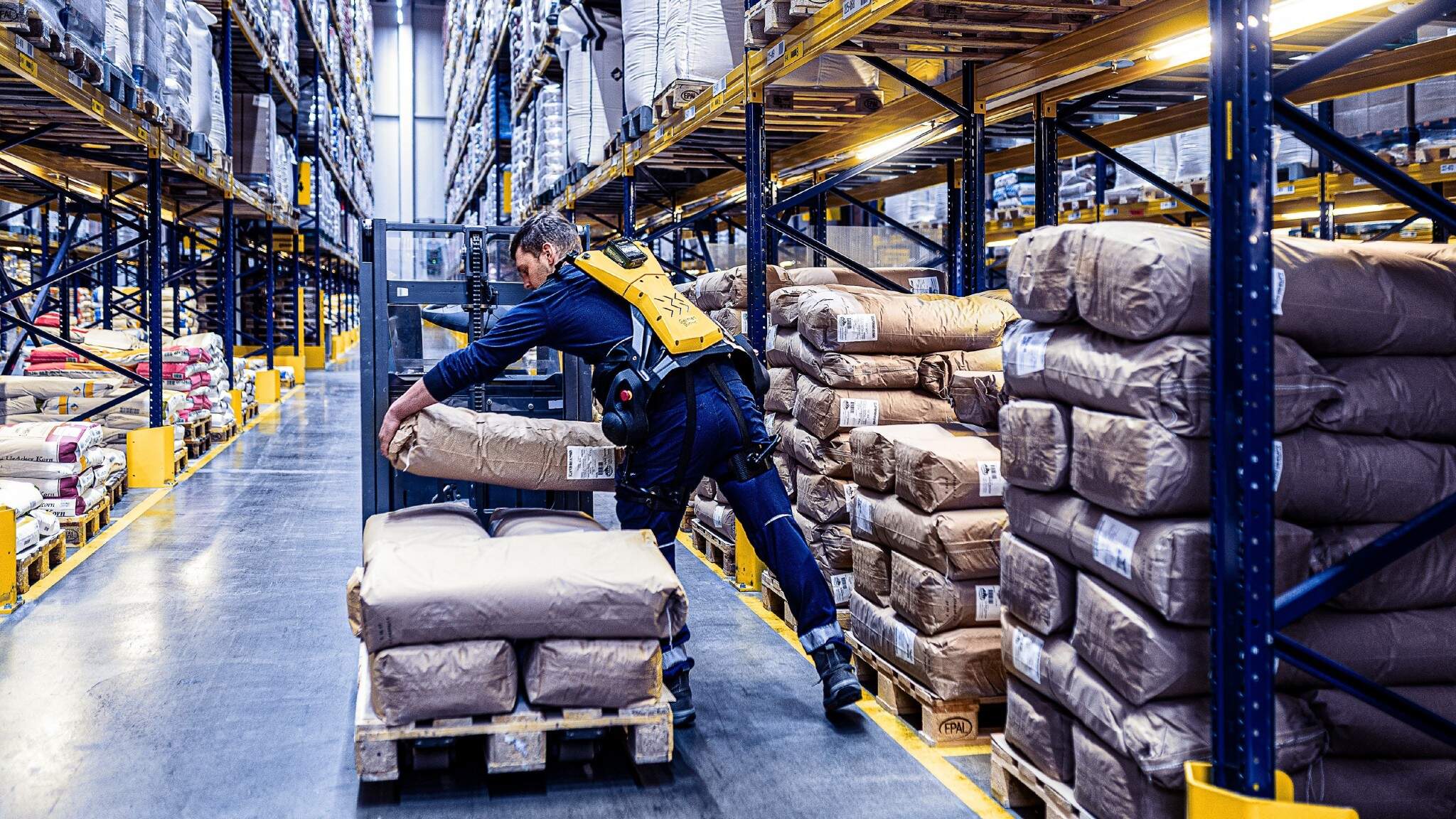 Ein Exoskelett im Einsatz im Warehouse